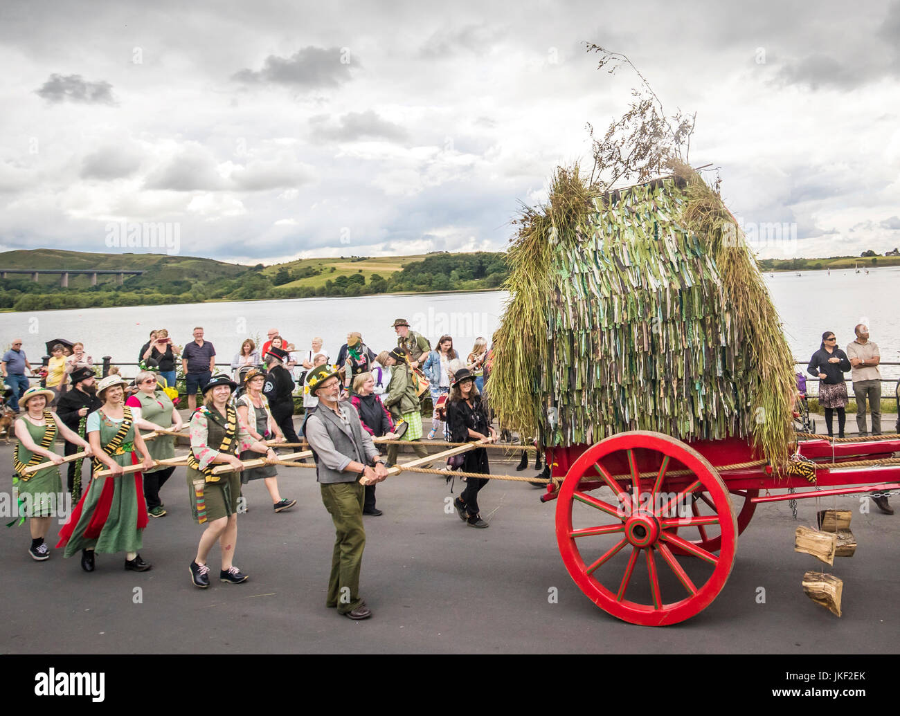 Menschen nehmen an den Ansturm Wagen Prozession während des Rushbearing-Festivals stammt aus dem 10. Jahrhundert n. Chr. in Littleborough nahe Manchester. Stockfoto