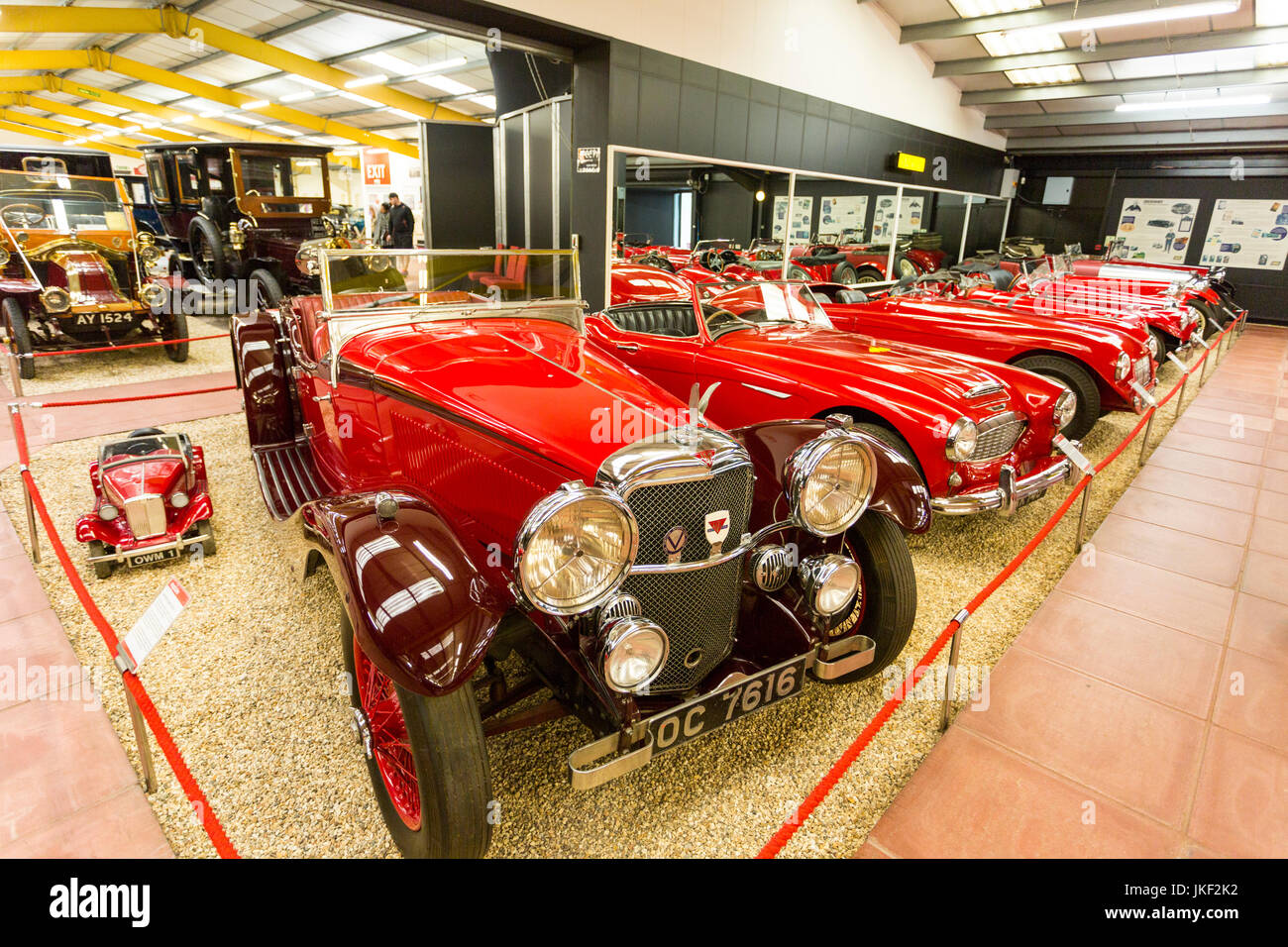 Eine Auswahl von verschiedenen Sportwagen in The Red Room im Haynes International Motor Museum, Sparkford, Somerset, England, UK Stockfoto