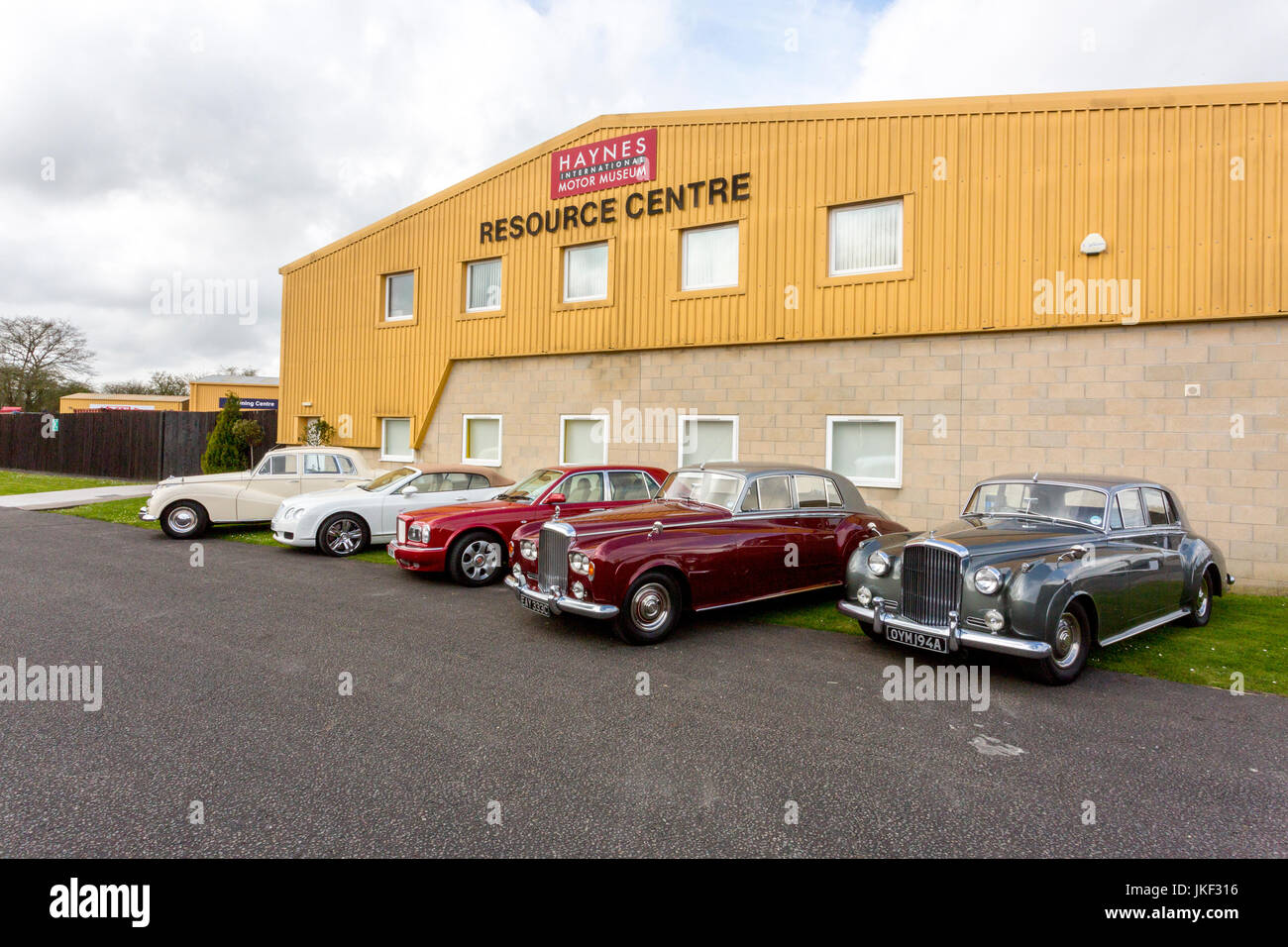 Eine Auswahl von Bentley Modelle außerhalb der Resource Centre an der Haynes International Motor Museum, Sparkford, Somerset, England, UK Stockfoto