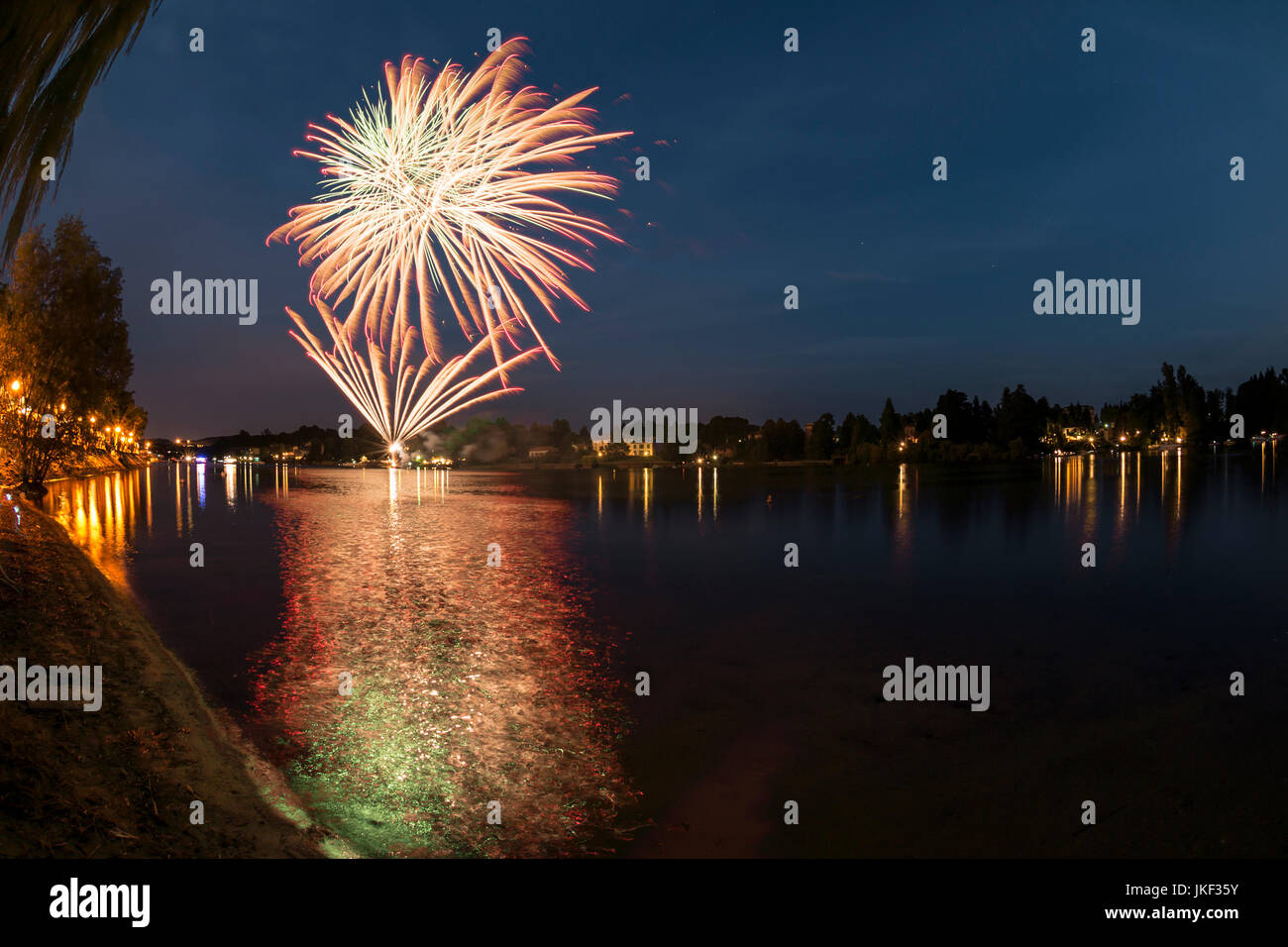 Feuerwerk auf dem Fluss Ticino in einem Sommerabend mit Landschaft im Hintergrund Stockfoto
