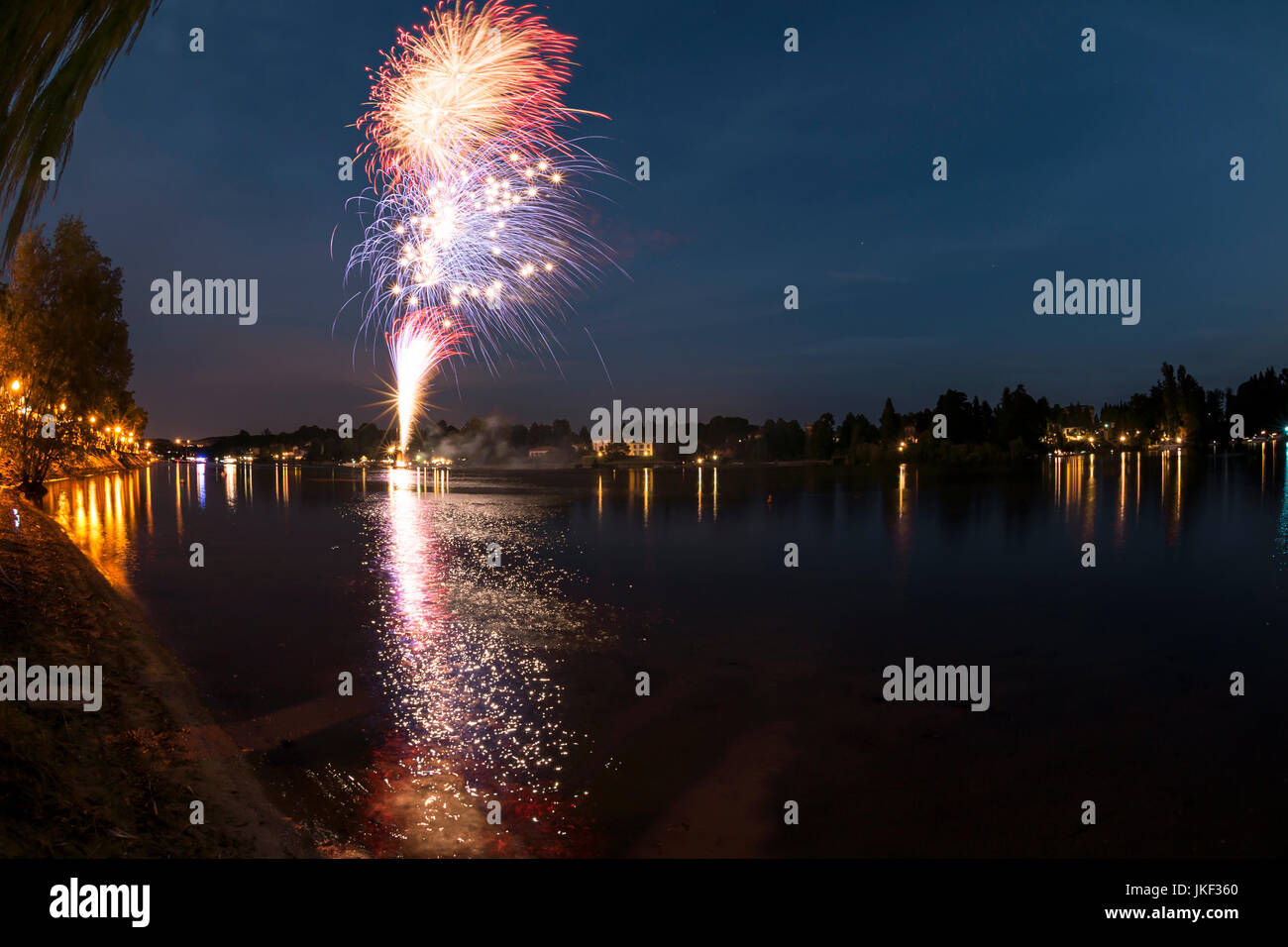 Feuerwerk auf dem Fluss Ticino in einem Sommerabend mit Landschaft im Hintergrund, Finale der Show Stockfoto