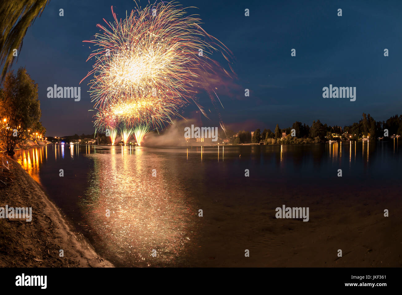 Feuerwerk auf dem Fluss Ticino in einem Sommerabend mit Landschaft im Hintergrund, Finale der Show Stockfoto