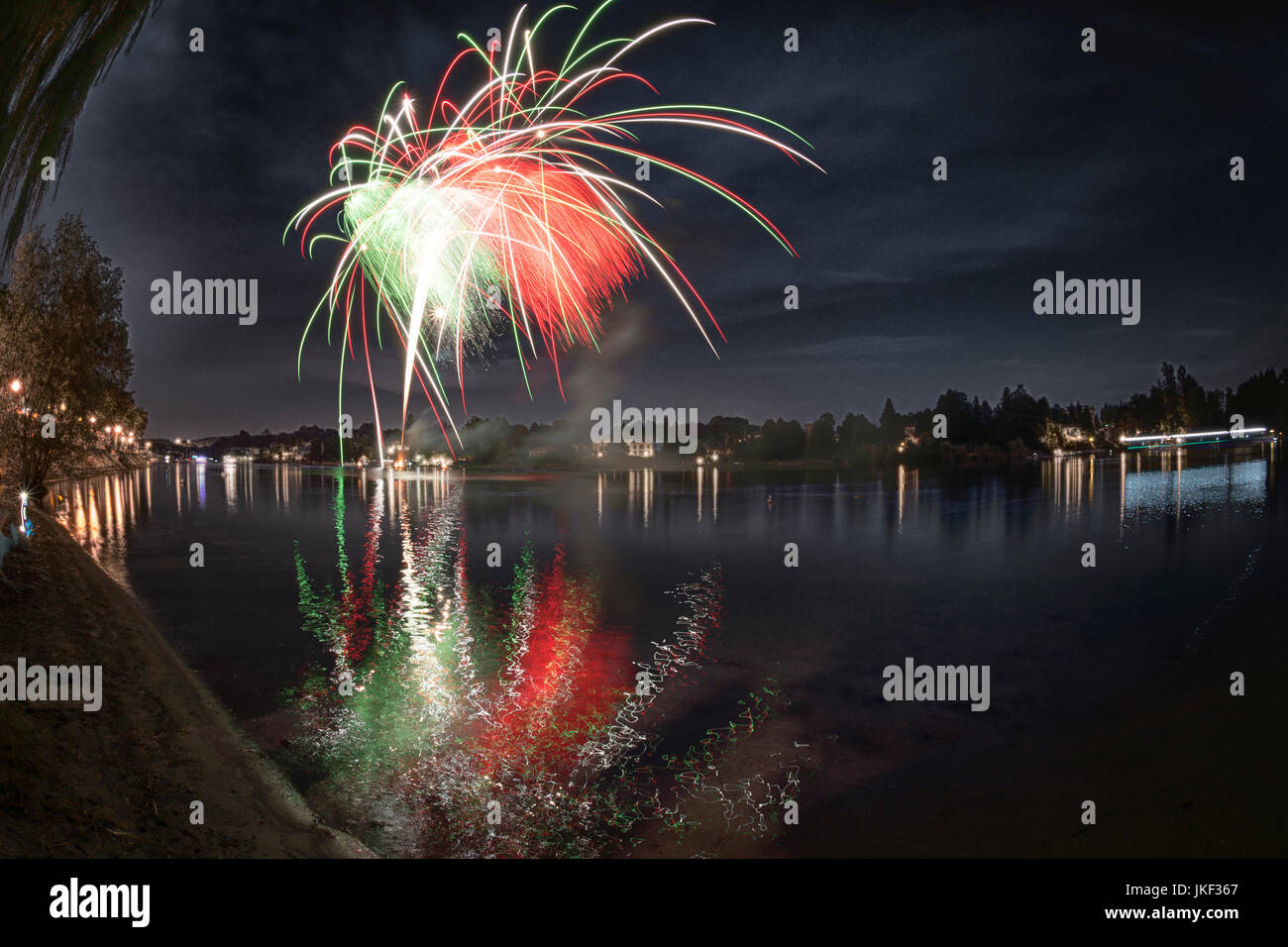 Feuerwerk auf dem Fluss Ticino an einem Sommerabend mit Landschaft im Hintergrund Stockfoto