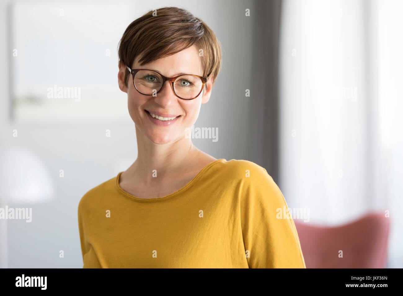 Porträt der lächelnde Frau mit Brille Stockfoto