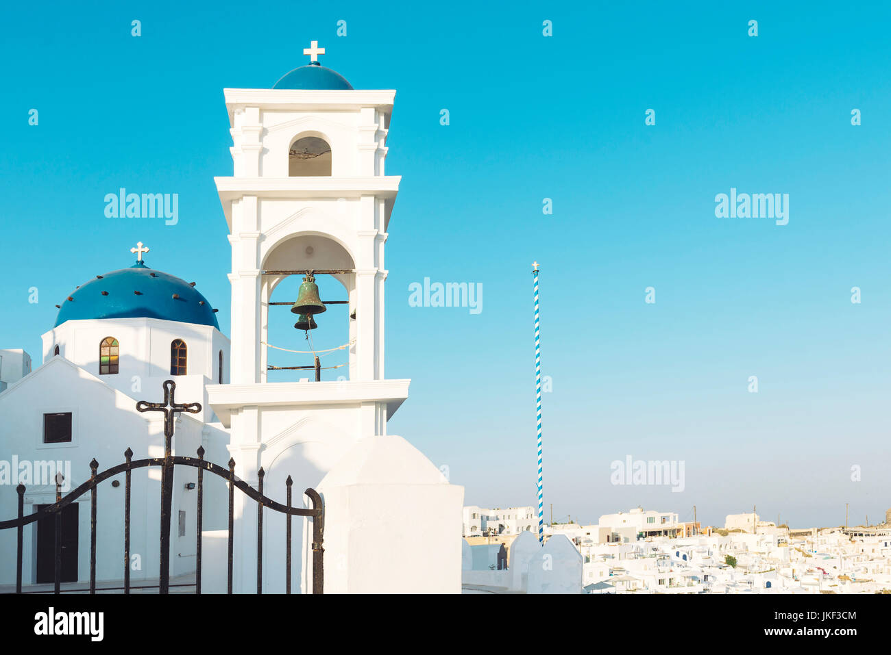 Santorini, Griechenland. Griechisch-orthodoxe Kirche von Anastasi in Imerovigli, in der Nähe von Fira. Stockfoto