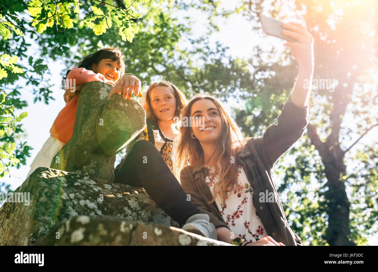 Drei glückliche Mädchen eine selfie im Freien Stockfoto