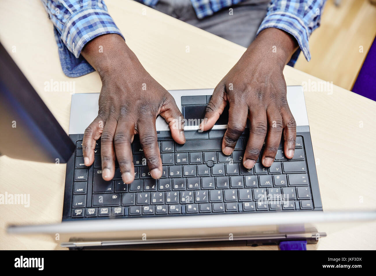 Nahaufnahme der Mann mit Laptop Stockfoto