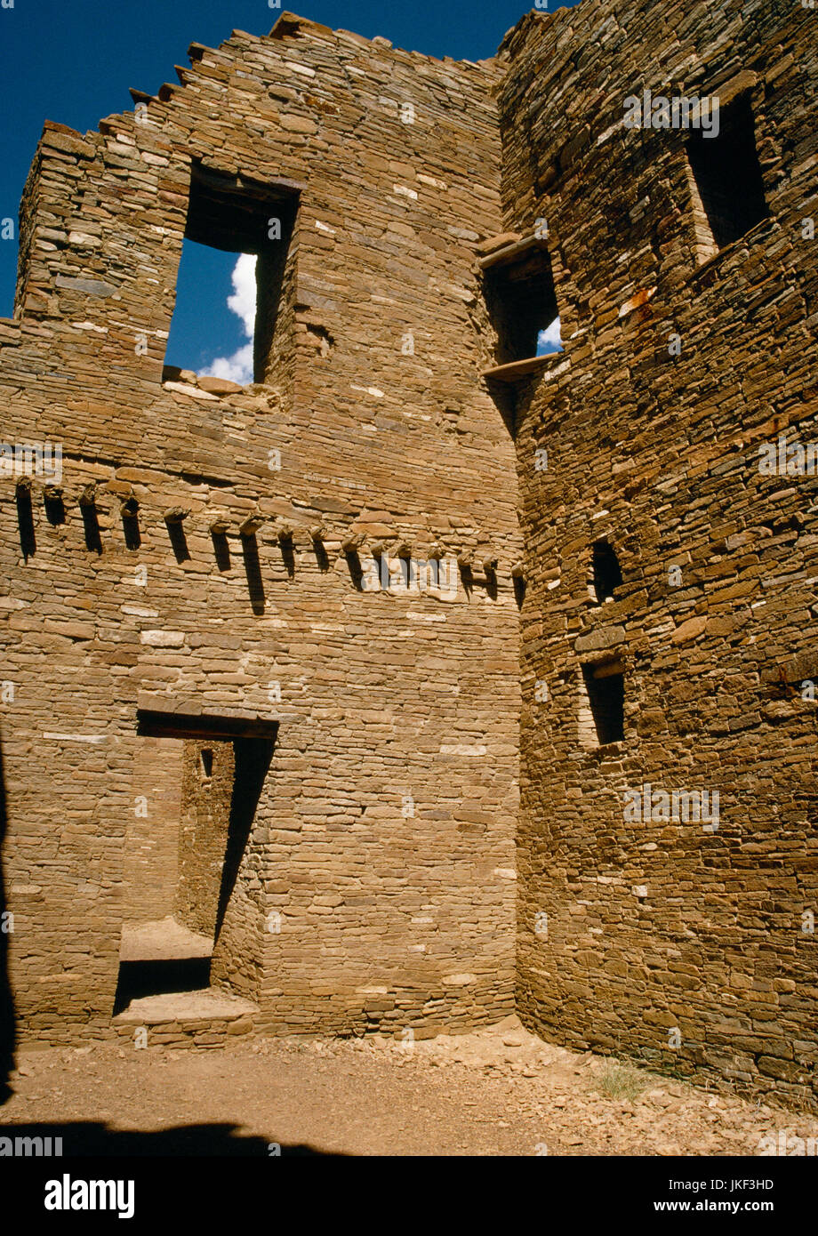 Ecke der Räume in der südöstlichen Roomblock des Pueblo Bonito Anasazi großes Haus, Chaco Canyon, New Mexico, USA; Vigas, Türen und Fenster. Stockfoto