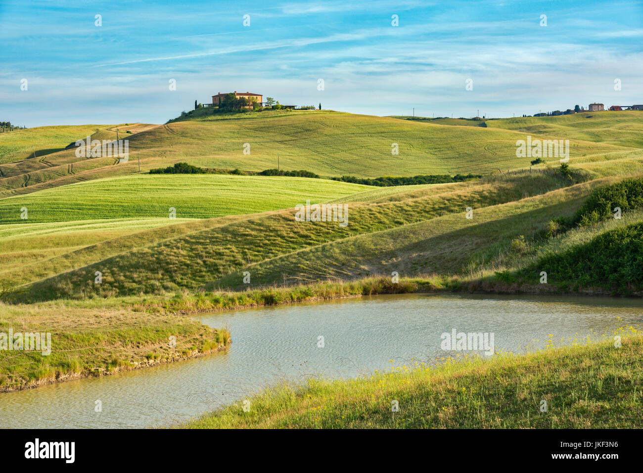 Italien, Toskana, Orcia-Tals, Bauernhaus auf dem Hügel Stockfoto