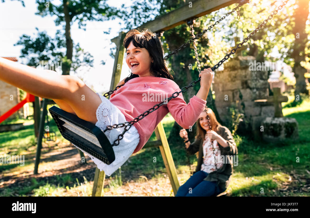 Drei glückliche Mädchen auf einem Spielplatz Stockfoto