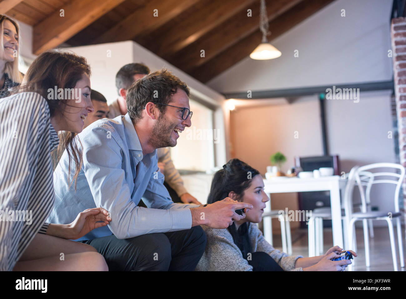 Freunde spielen Computer Spiel zu Hause Stockfoto