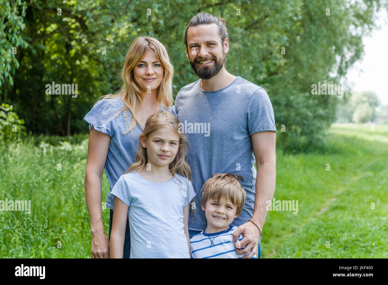 Portrait von Happy Family auf der Wiese Stockfoto