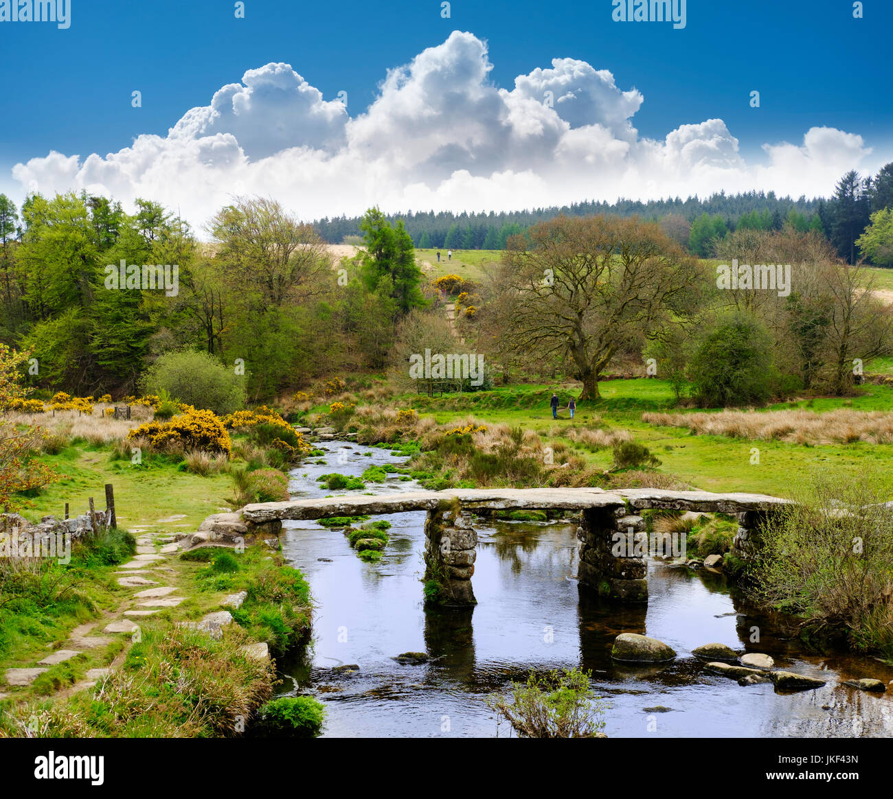 Clapper Bridge in Postbridge, East Dart River, Dartmoor Nationalpark, Devon, England, Großbritannien Stockfoto