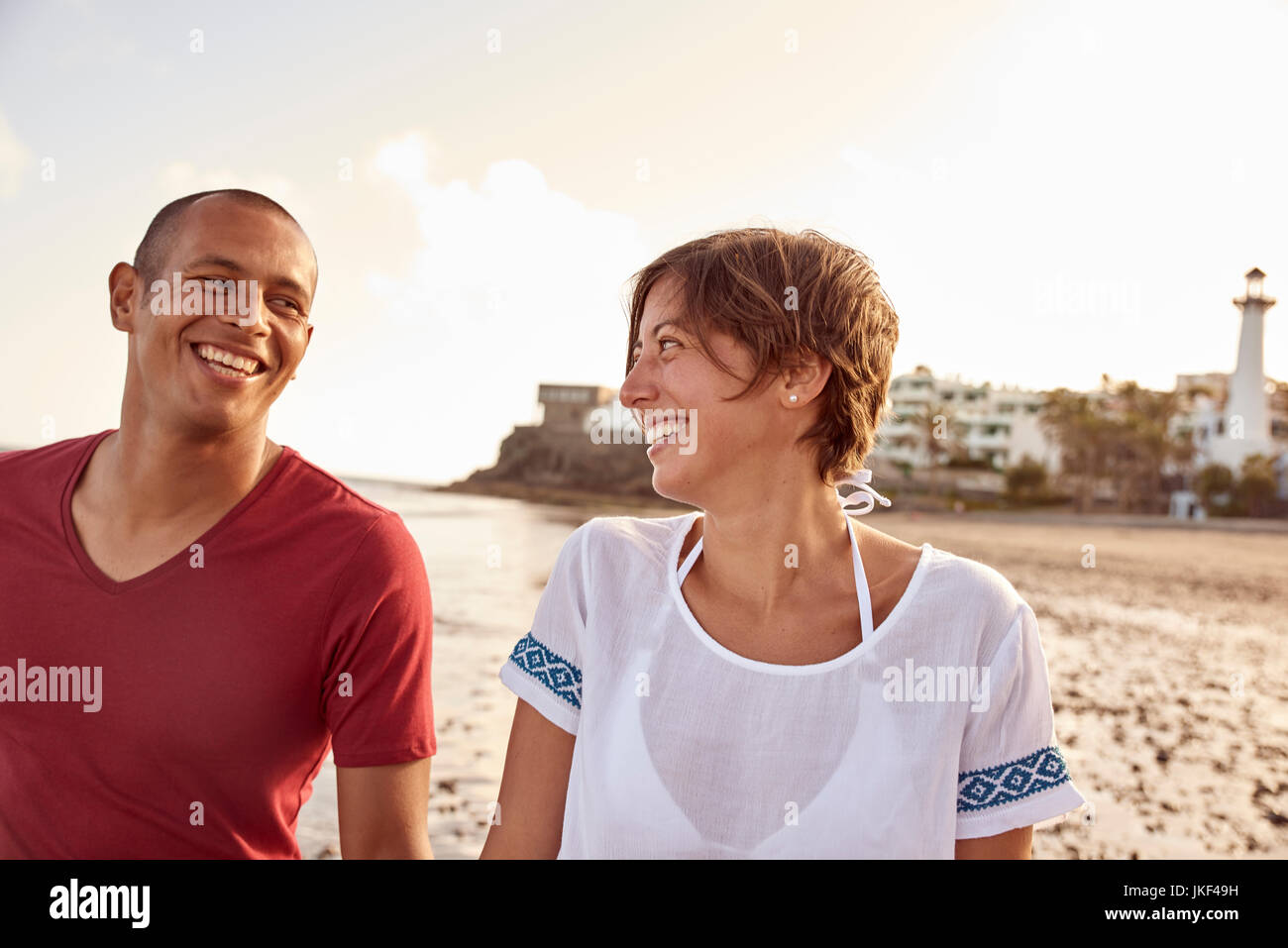 Spanien, Kanarische Inseln, Gran Canaria, verliebtes Paar am Strand zu Gesicht Stockfoto
