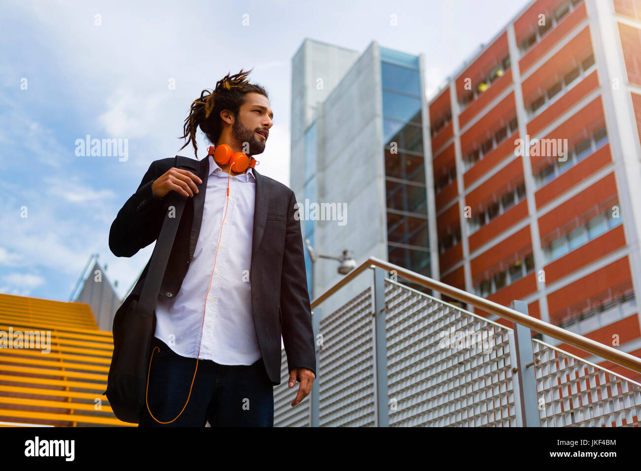 Junge Unternehmer mit Dreadlocks zu Fuß unten Stockfoto