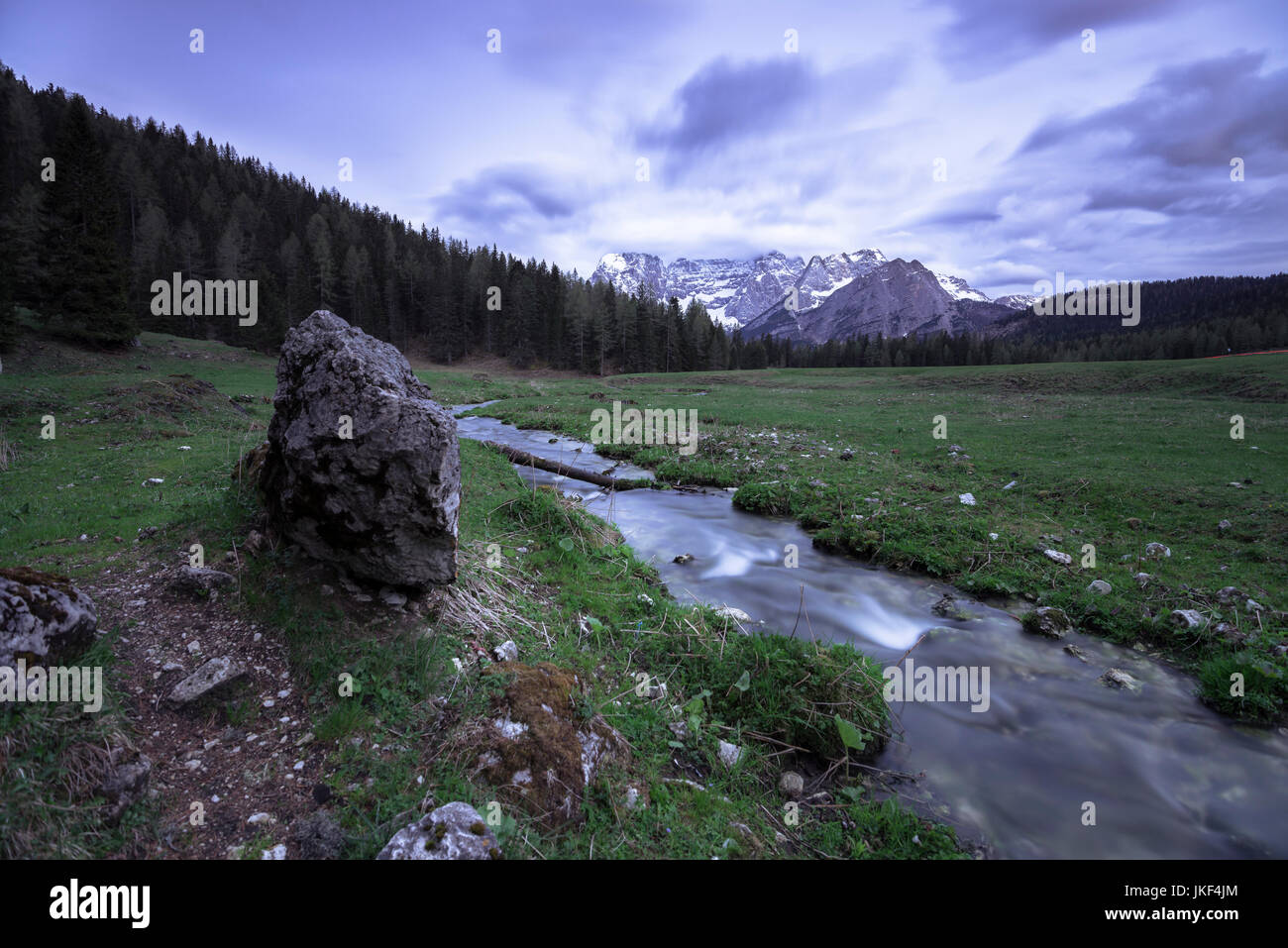 Italien, Südtirol, Dolomiten, Bach mit sorapiss Gruppe im Hintergrund Stockfoto