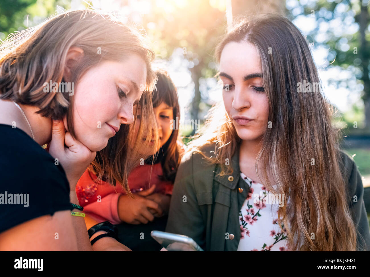 Drei Mädchen mit Smartphone im Freien Stockfoto