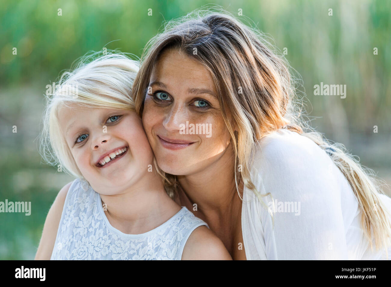 Portrait von lächelnden Mutter und Tochter im Freien Stockfoto