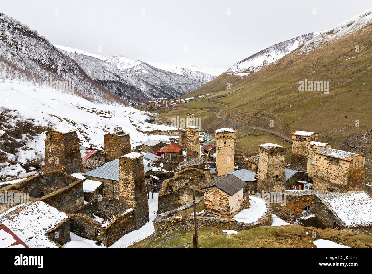 Blick über den mittelalterlichen Türmen des Dorfes Ushguli, in den Bergen des Kaukasus, Georgien. Stockfoto