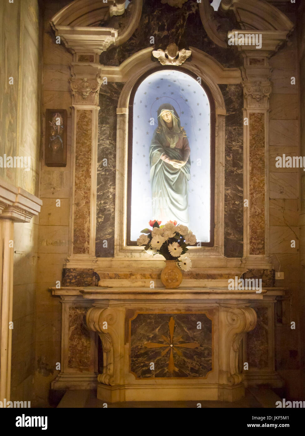 Madonna beleuchtete Statue in Misericordia Kirche, Pietrasanta, Italien. 20. Juli 2017 Stockfoto