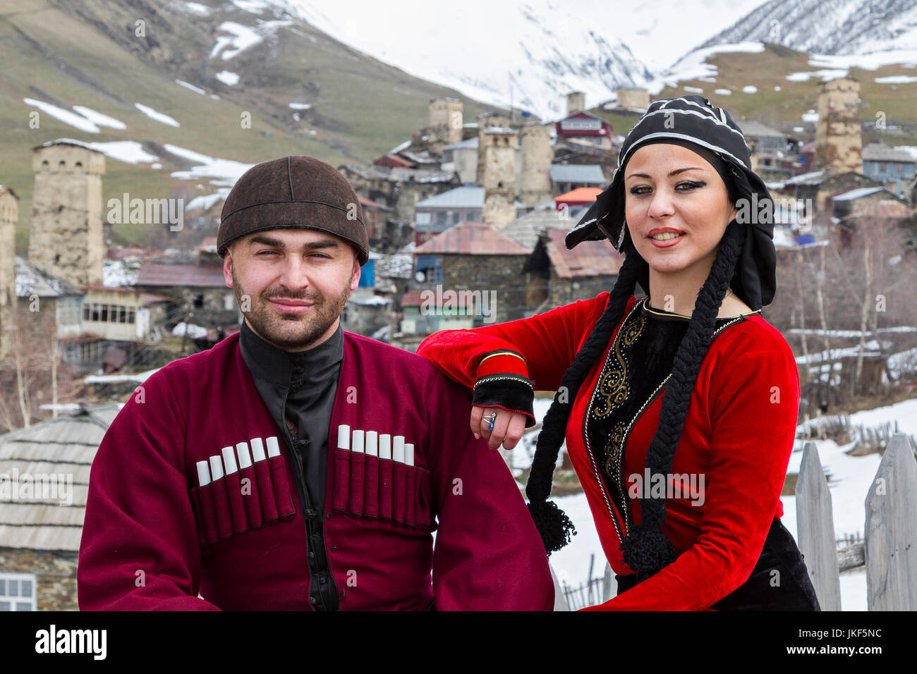 Georgische paar in Trachten im Dorf Ushguli, in den Bergen des Kaukasus ...