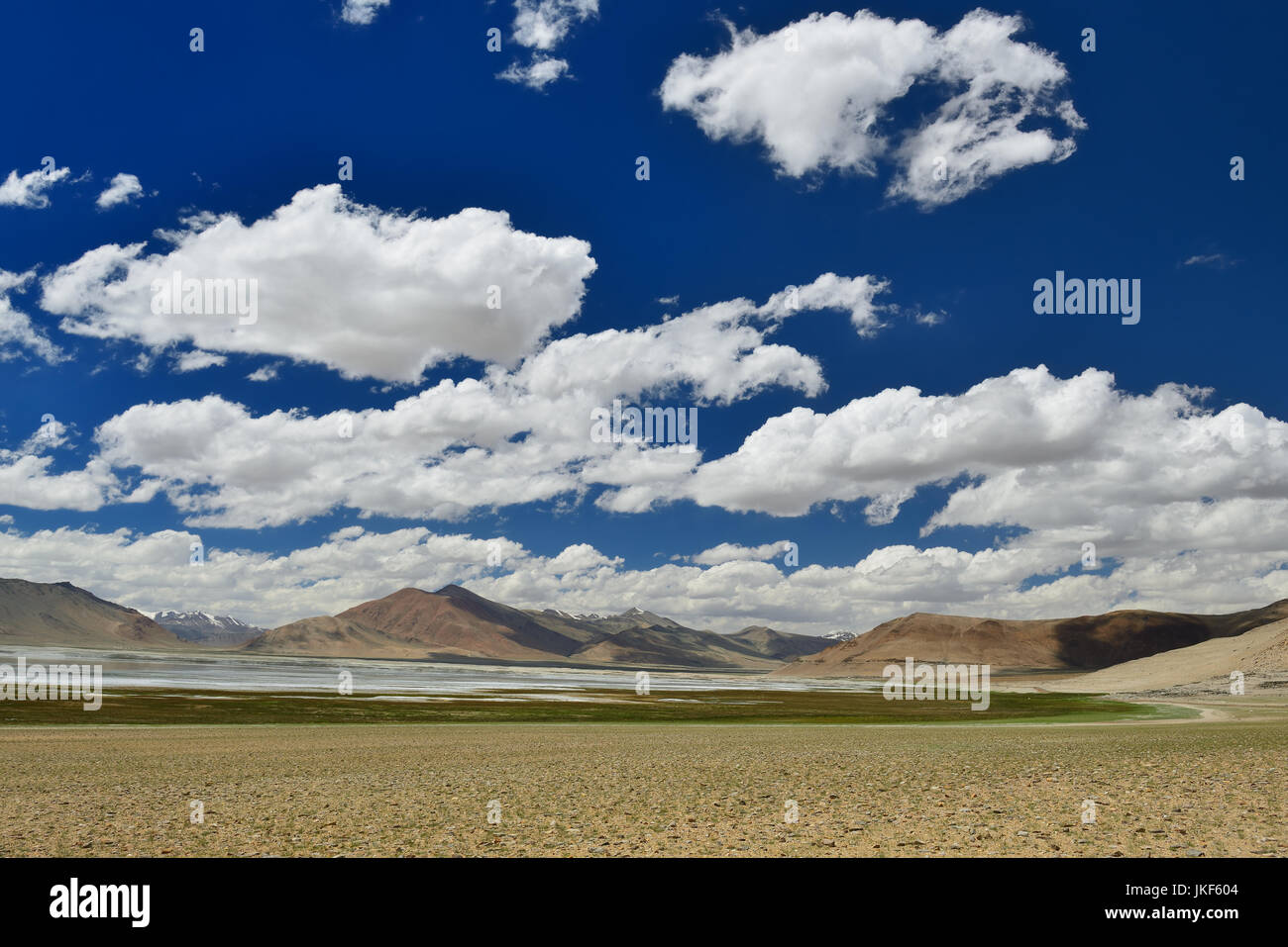 Blick auf Tso Kar-See in das Karakorum-Gebirge in der Nähe von Leh, Indien. Dieser See ist ein häufiges Ziel für Touristen. Stockfoto