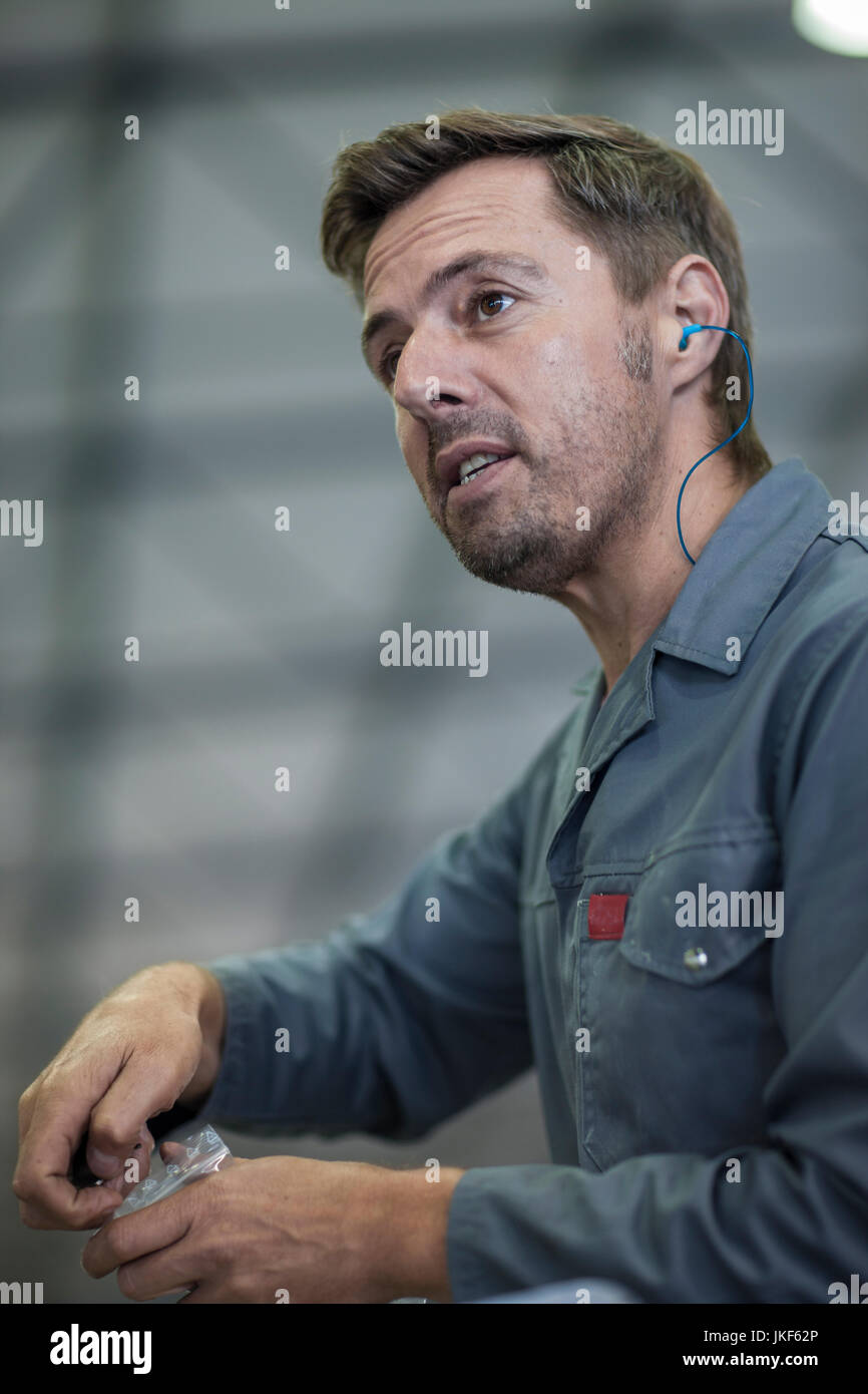 Arbeitnehmer tragen Ohrstöpsel in der Factory Stockfoto