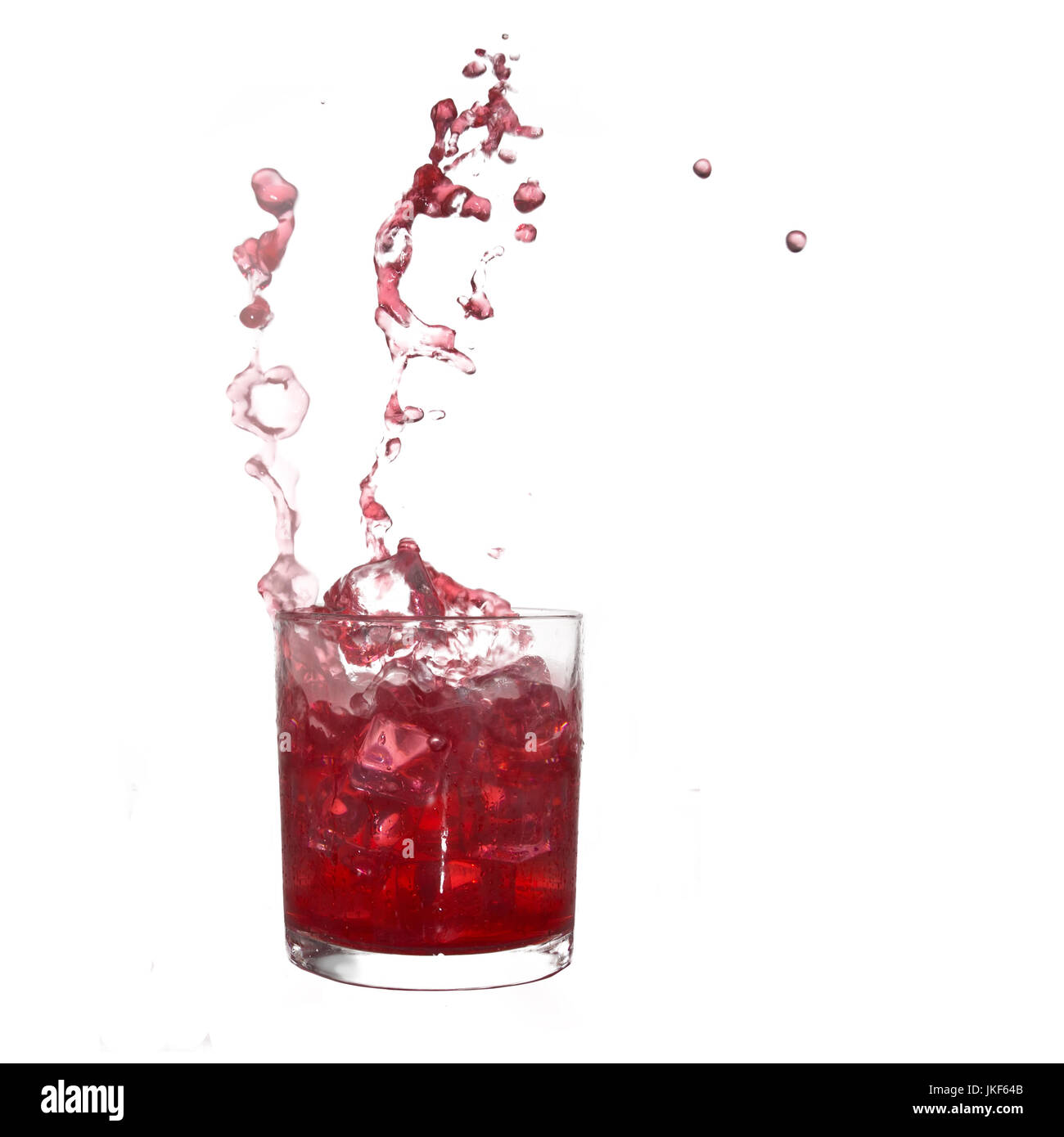 Roten fruchtigen Drink. Sommer-Erfrischung. Isoliert auf weiss. Stockfoto