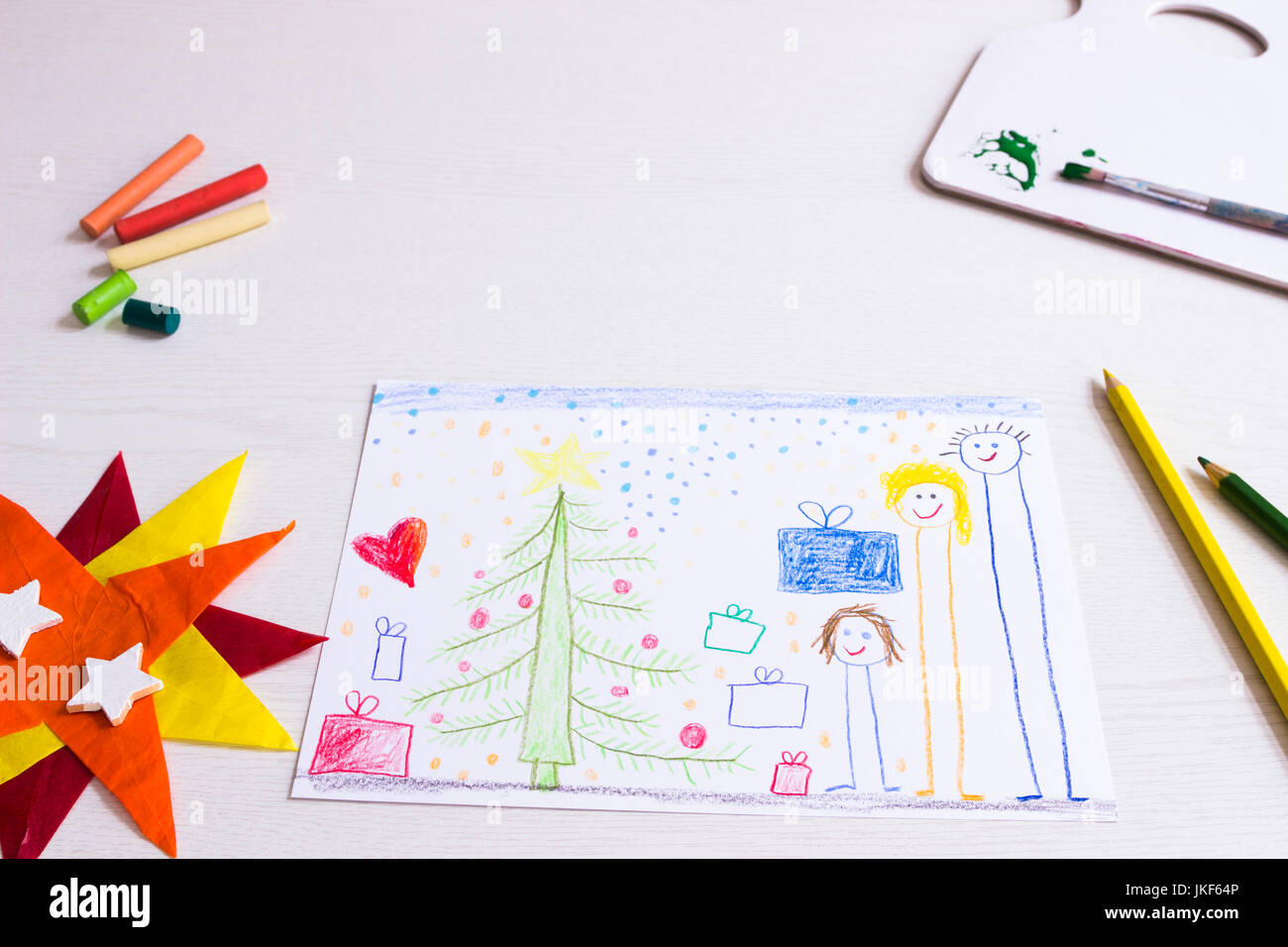 Kinderzeichnung der glücklichen Familie zu Weihnachten Stockfoto