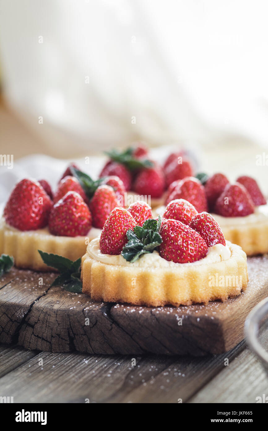 Törtchen mit Pudding auffüllen und Erdbeeren Stockfoto