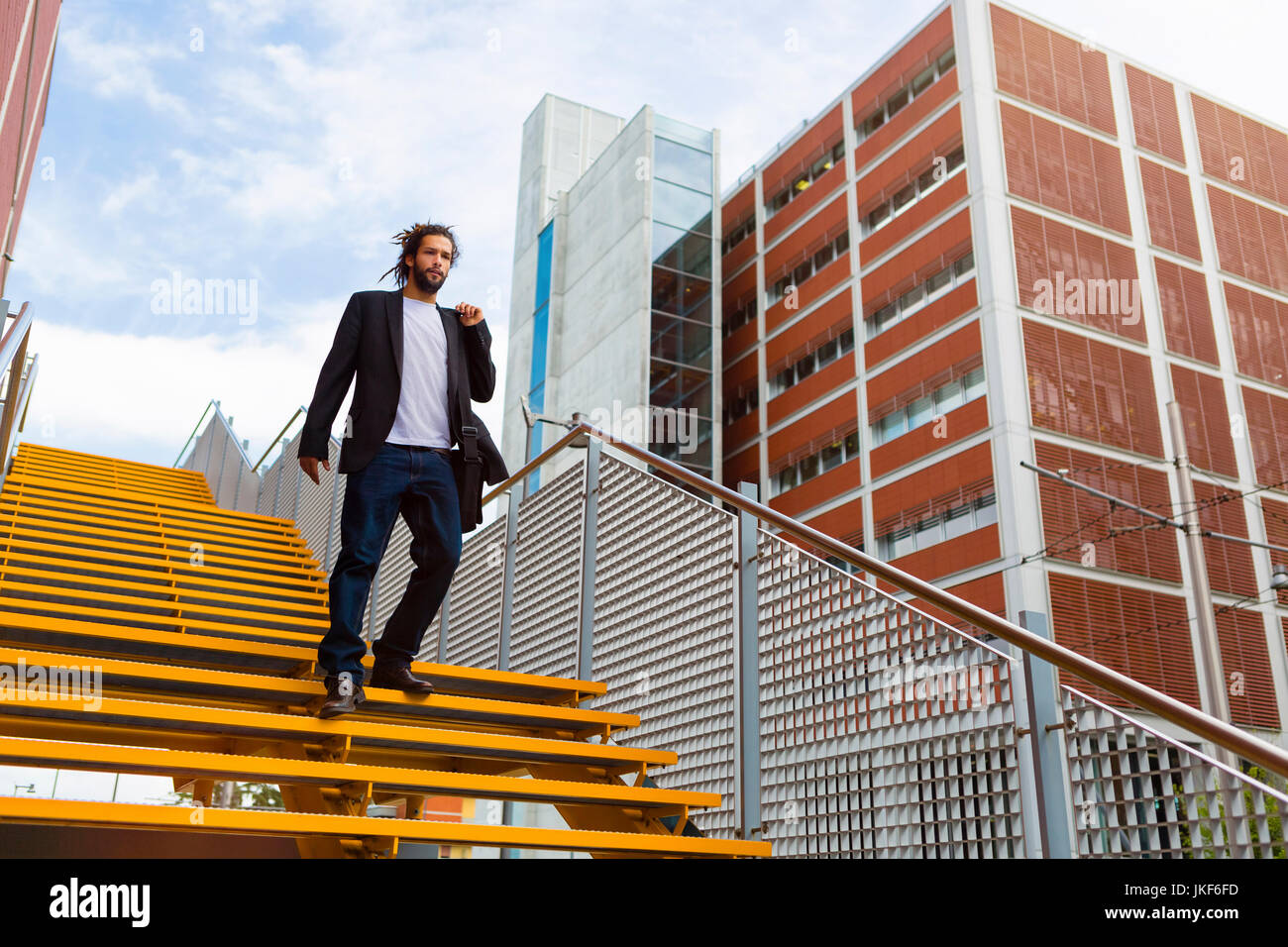 Junge Unternehmer mit Dreadlocks zu Fuß unten Stockfoto