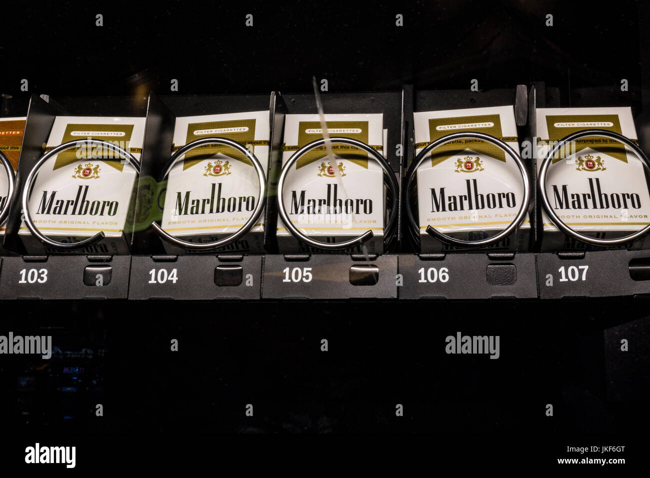 Las Vegas - ca. Juli 2017: Packs von Marlboro Zigaretten in einem Automaten. Marlboro ist ein Produkt der Altria Group II Stockfoto