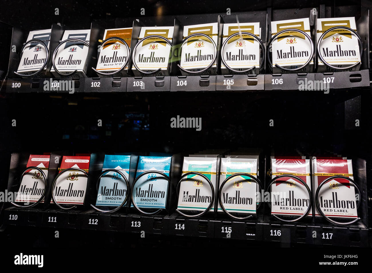 Las Vegas - ca. Juli 2017: Packs von Marlboro Zigaretten in einem Automaten. Marlboro ist ein Produkt der Altria Group IV Stockfoto