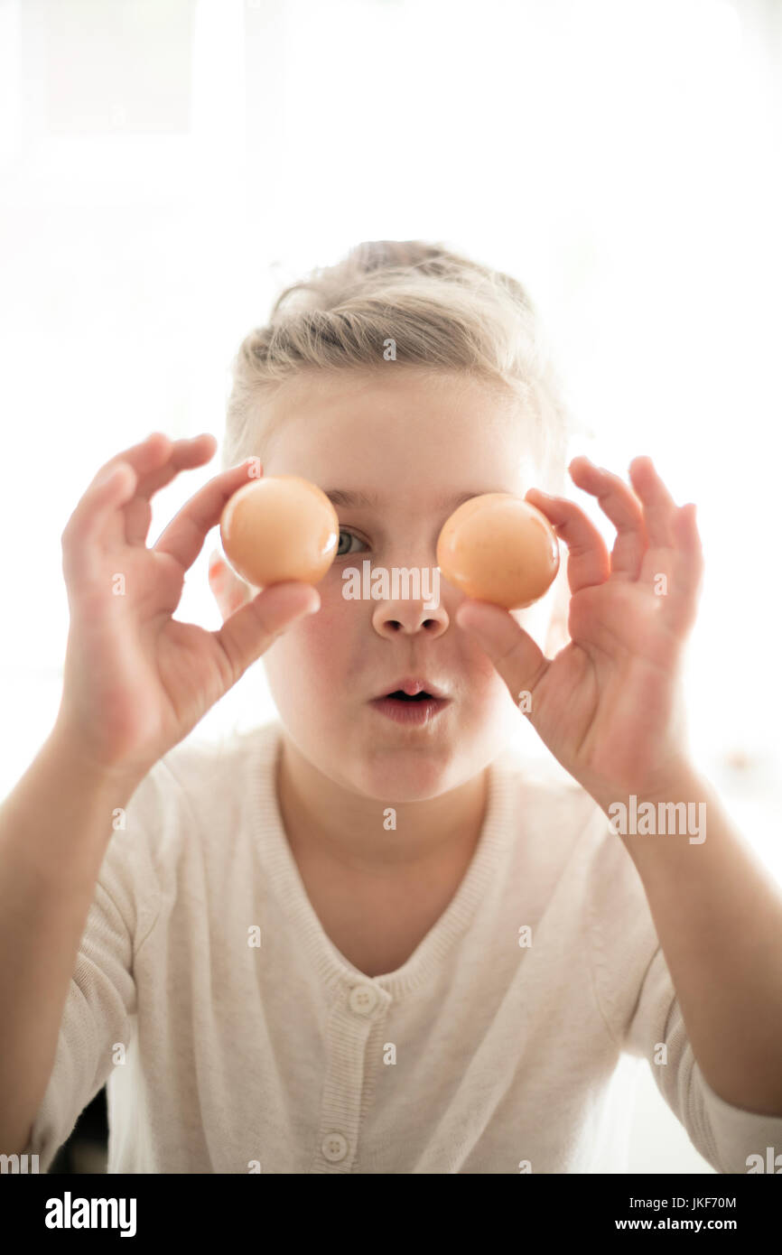 Portrait von Mädchen mit zwei braune Eier Stockfoto