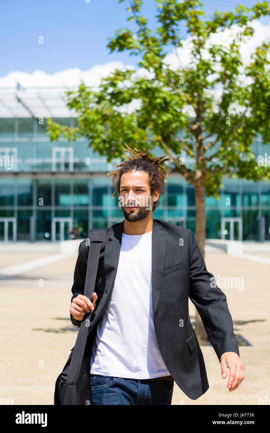 Portrait der junge Unternehmer mit Dreadlocks Stockfoto