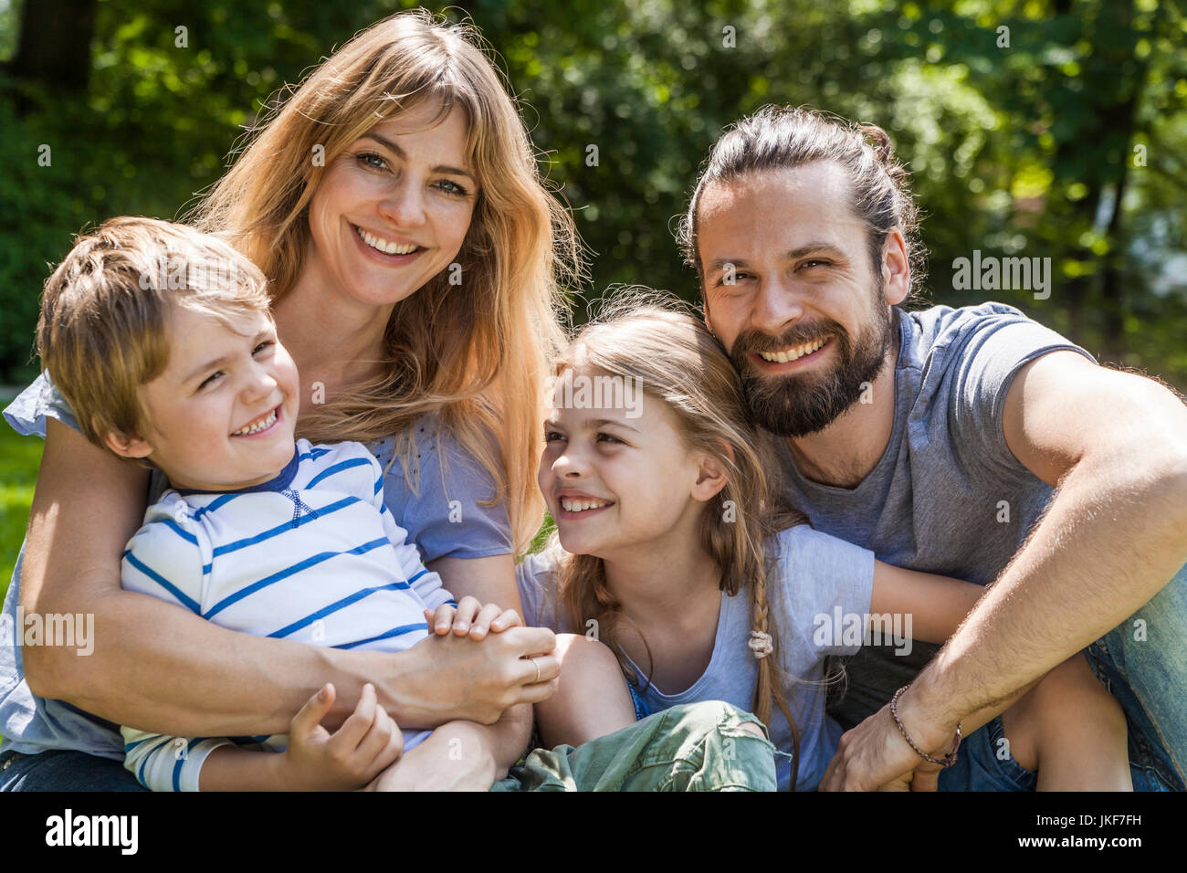 Portrait von Happy Family im Freien Stockfoto