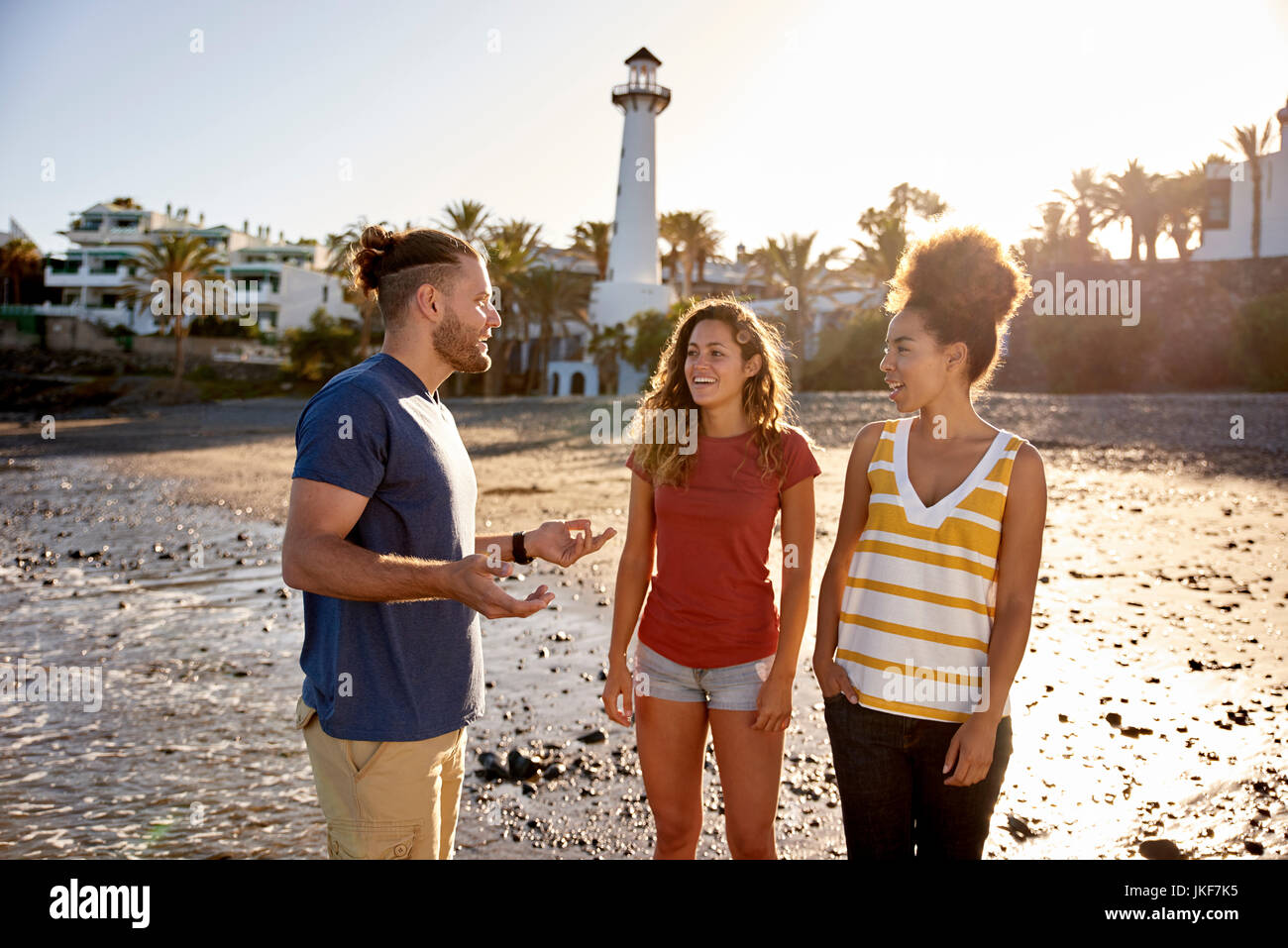 Spanien, Kanarische Inseln, Gran Canaria, drei Freunde, die zusammen am Strand entspannen Stockfoto