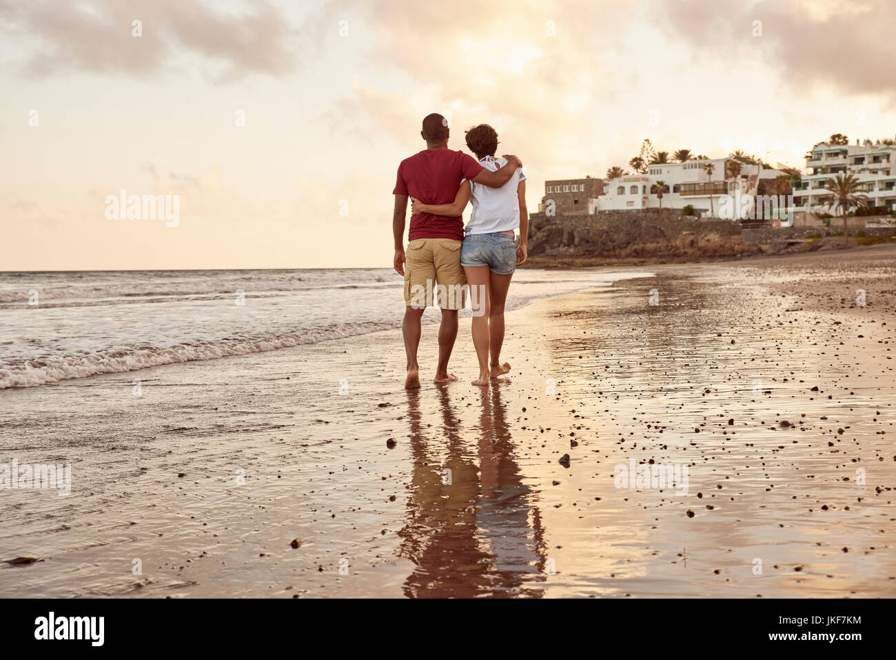 Spanien, Kanarische Inseln, Gran Canaria, zurück Blick auf Paare, die in Liebe zu Fuß am Strand Stockfoto