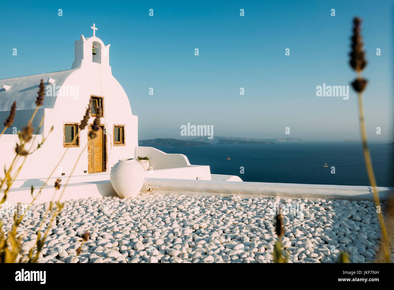 Oia, Santorin, Kykladen, Griechenland. Byzantinische orthodoxe Kirche über dem Meer. Stockfoto