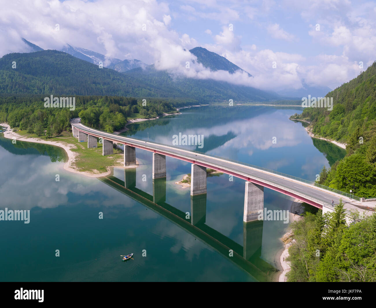 Deutschland, Bayern, sylvenstein Damm und Brücke mit den Alpen im Hintergrund Stockfoto