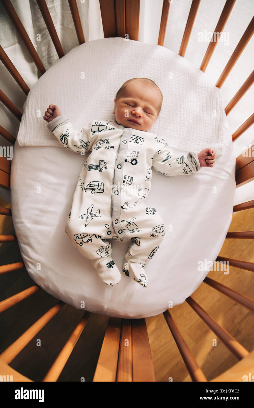 1-Tage alten Baby boy in sein Bettchen zu Hause liegen Stockfoto