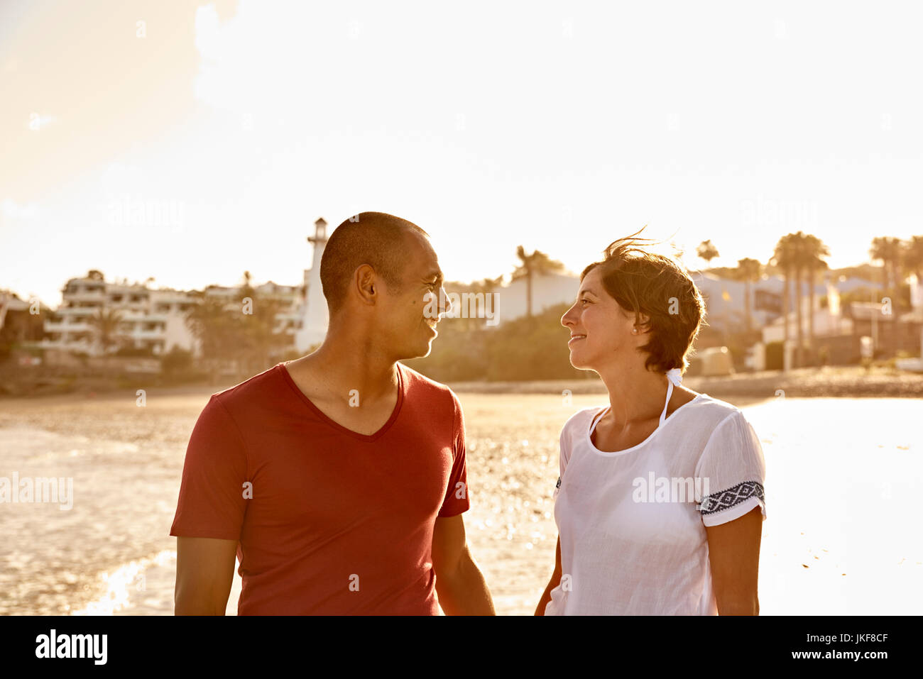 Spanien, Kanarische Inseln, Gran Canaria, verliebtes Paar am Strand zu Gesicht Stockfoto