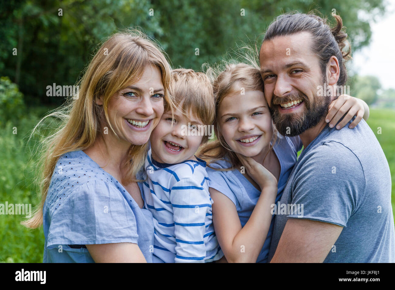 Portrait von Happy Family im Freien Stockfoto