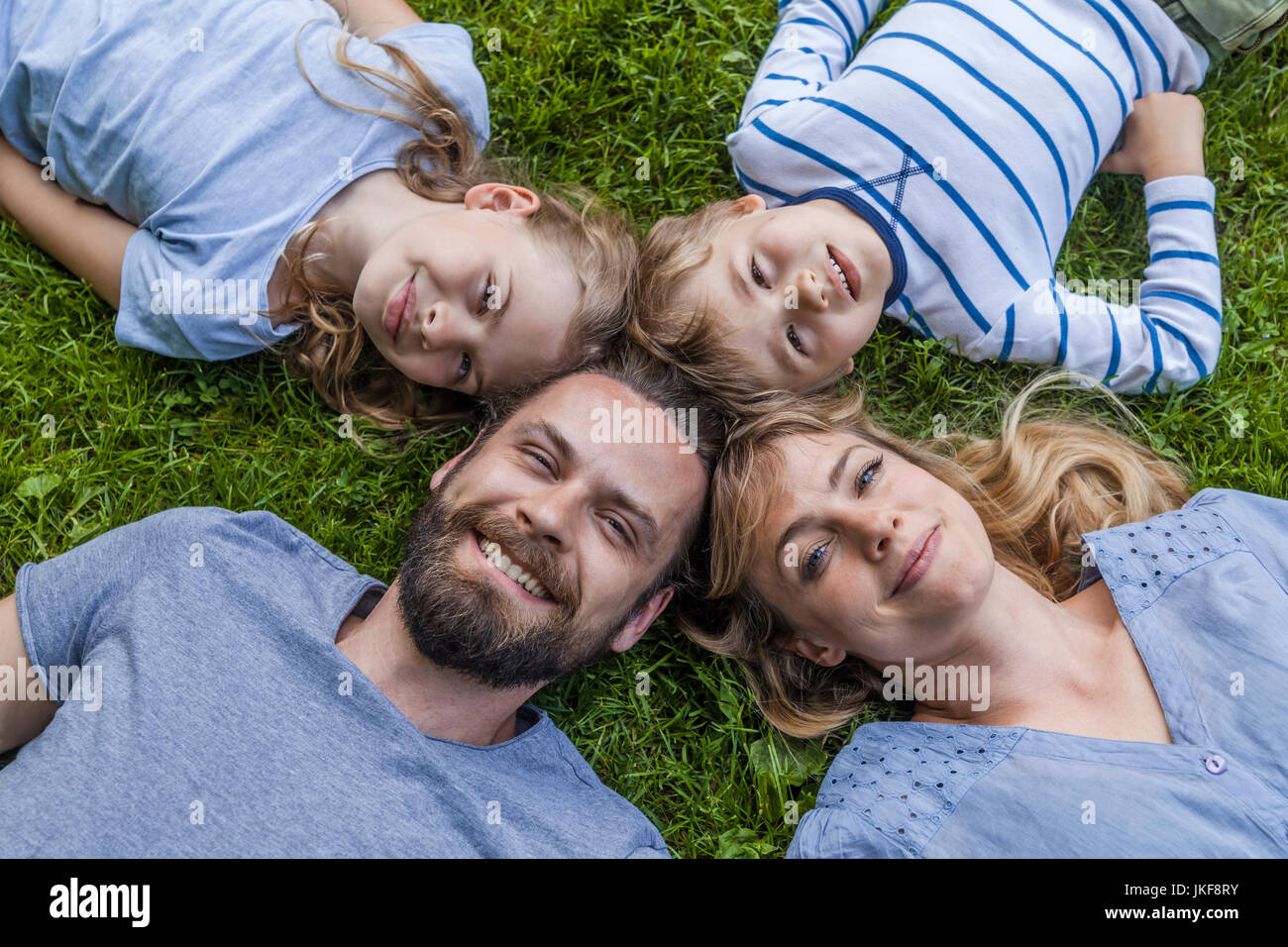 Portrait von Happy Family liegen in der Wiese Stockfoto