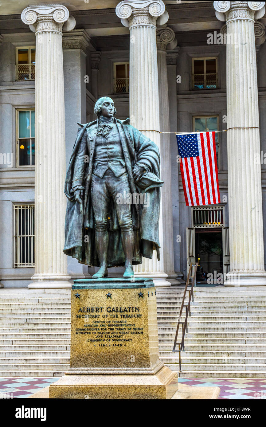 Albert Gallatin Statue U.S. Flagge U.S. Treasury Department Washington DC.  Statue von James Fraser und engagierten im Jahre 1947. Stockfoto