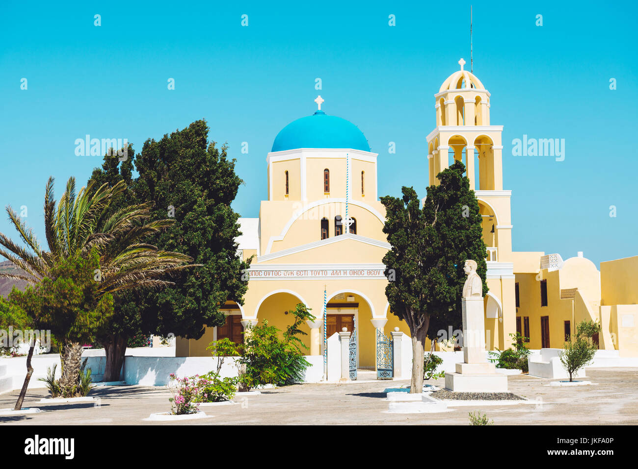 Oia, Santorin, Kykladen, Griechenland. Saint George orthodoxe Kirche in einem sonnigen Tag Stockfoto