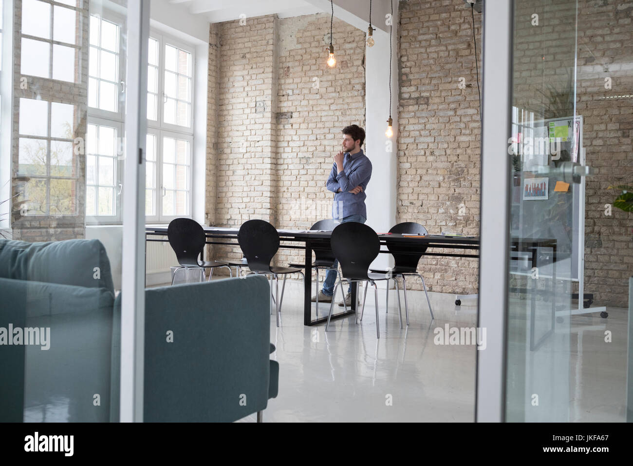 Junge Unternehmer stehen in seinem Büro, denken Stockfoto