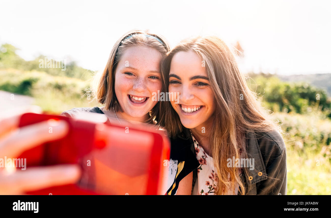 Zwei glückliche Mädchen eine selfie im Freien Stockfoto