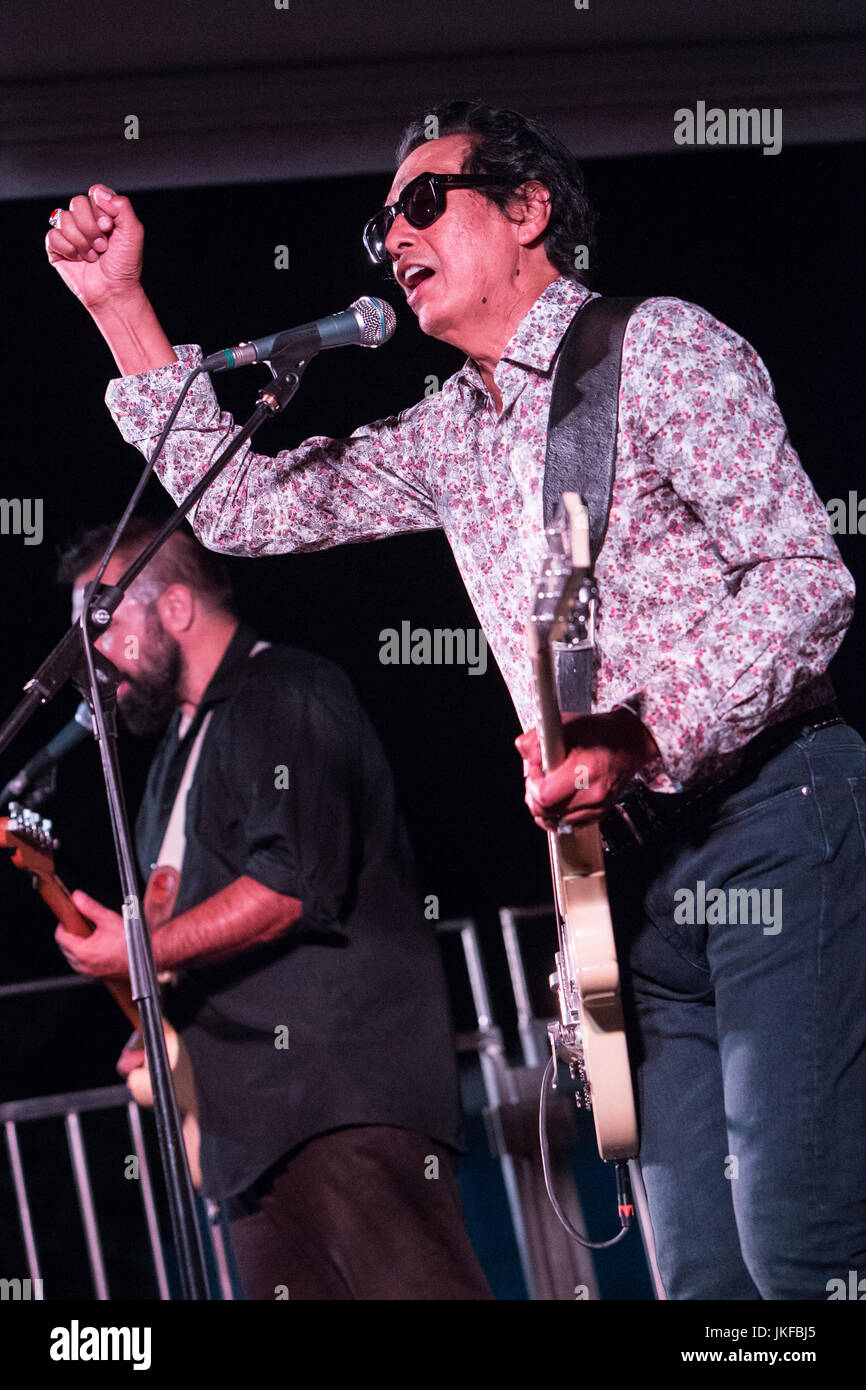 Baveno, Italien. 22. Juli 2017. Der amerikanische Singer-Songwriter ALEJANDRO ESCOVEDO mit italienischen Rockband DON ANTONIO führt live auf der Bühne im Park der Villa Fedora. Bildnachweis: Rodolfo weitertransferiert/Alamy Live-Nachrichten Stockfoto