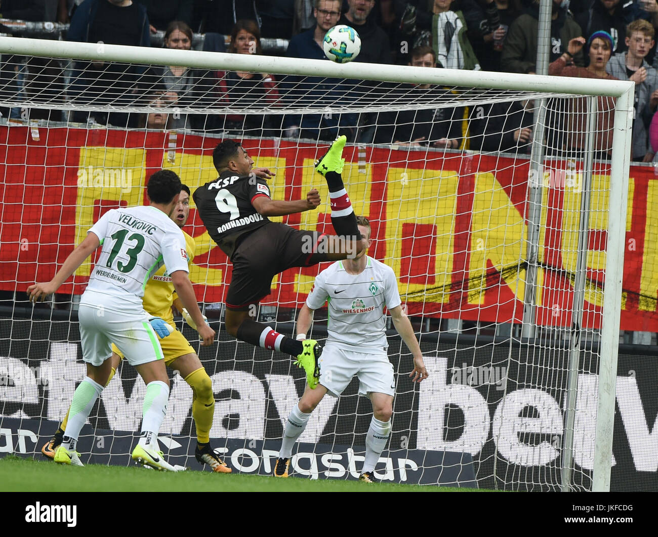 Hamburg, Deutschland. 22. Juli 2017. St. Pauli's Aziz Bouhaddouz während das Testspiel zwischen dem FC St. Pauli und Werder Bremen im Millerntor-Stadion in Hamburg, Deutschland, 22. Juli 2017. Foto: Christophe Gateau/Dpa/Alamy Live News Stockfoto